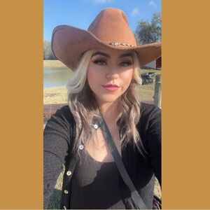 Meet your Posher, Rebeca